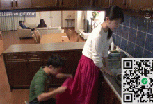 远方表弟竟然钻到表姐裙底下面调戏②-解解图解