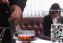 这男上司竟然给丝袜包臀女职员下迷药-解解图解