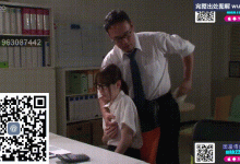 忘记戴胸罩就去上班了，上司一边揉着妹子的肩膀，一边慢慢放下了手-解解图解