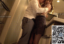 把在酒吧里搭讪的2个妹子领回家 丝袜美腿一人一个真是太赞了②-解解图解