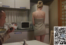 儿子娶一个老外当老婆可把老爹羡慕坏了，垂涎自己的儿媳妇-解解图解