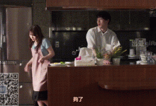 爸爸再婚娶了自己的年轻女秘书，儿子偷偷和自己的后妈搞一起了-解解图解