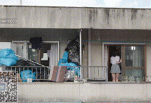 隔壁邻居家满屋垃圾实在是太臭了，妹子忍无可忍前去交涉 没想到.....-解解图解