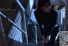 穿着皮衣的秘密女搜查官深入虎穴，可惜埋伏被擒的故事-解解图解