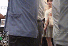 青春靓丽的女大学生坐地铁去学校，穿着短裙竟然惨遭电车痴汉的骚扰-解解图解