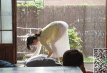 我的嫂子穿着透明紧身衣服，翘着屁股引诱我，不知道是不是故意的①-解解图解