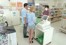 便利店老板的女儿不好好工作狂得厉害，被男店员治的服服帖帖的-解解图解