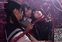 GIF剧情图解2出处，恶心的邪恶触手剧情，小日子果然够变态的-解解图解