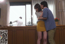 GIF剧情图解2出处，背着哥哥和嫂子偷情，真的太刺激了吧-解解图解