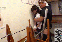 GIF剧情图解3出处， 便利店打工的女高中生，被男店长强制猥亵-解解图解