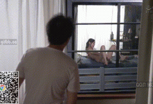 GIF剧情图解3出处，隔壁的少妇自摸不关窗户，是不是故意让我看到的-解解图解