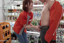 GIF剧情图解3出处，人来人往的便利店，也挡不住男女店员的偷情-解解图解