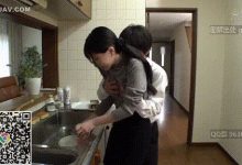 朋友的妈妈是位单亲母亲，因为缺少男人而处于发情期，偷偷地和朋友的妈妈发生关系-解解图解