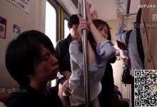 高挑的丝袜女调查员，单枪匹马闯入一个大型春药贩运组织，在电车上就被侵犯了-解解图解