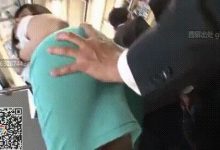 早高峰公司女白领，穿着紧身包臀裙，公交车上遭遇电车痴汉 忍气吞声-解解图解